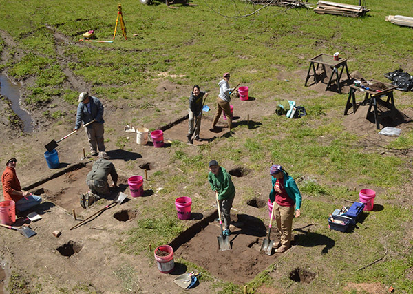 ARAS staff and volunteers at the Taylor House (Hollywood Plantation) during a spring break dig. ARAS staff and volunteers at the Taylor House (Hollywood Plantation) during a spring break dig.
