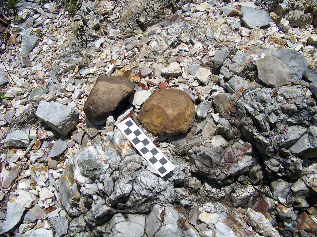 Discarded broken sandstone hammers were visible among the novaculite quarry debris.