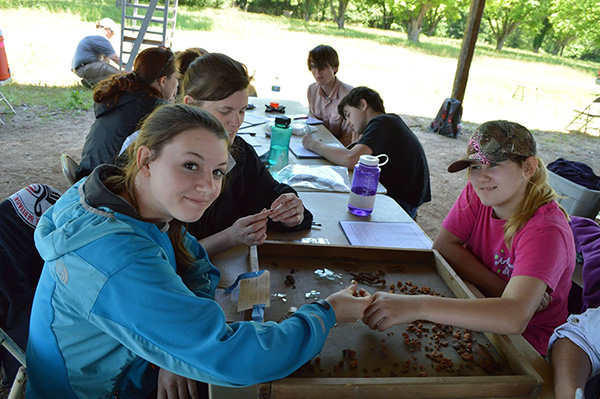 4-H students analyzing the artifacts recovered during their excavations at Hollywood Plantation, 2015.