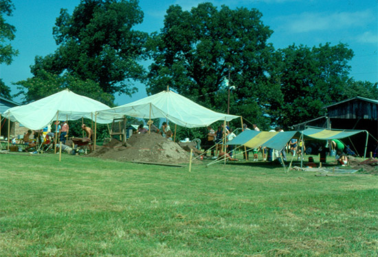 The 1977 University of Arkansas field school was held at Toltec Mounds. 