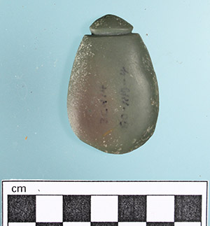 Reverse. The pendant is made of novaculite from the Ouachita Mountains. It is oval in outline, 48mm in length, 32mm in width and 11mm in thickness.Reverse side. The pendant is made of novaculite from the Ouachita Mountains. It is oval in outline, 48mm in length, 32mm in width and 11mm in thickness.