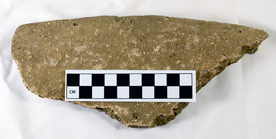 Coarse white fragments of mussel shell show on the surface of this salt pan rim fragment (Joint Educational Consortium Hodges Collection, 1977-1/49, 3HS110, ARASHSUD_N29061, photo by M. B. Trubitt and C. Cinotto). 